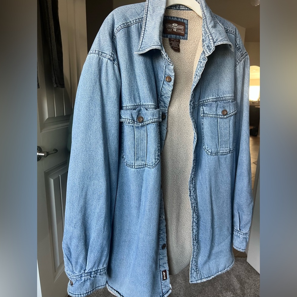 Levi's Strauss & CO Light Blue Denim Shirt Jacket with Sherpa Cream Lining